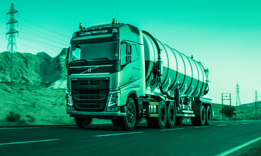 Foto de caminhão transportando combustível